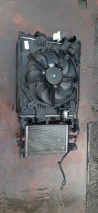 панель передняя / телевизор Радиатор вентилятор 1.5 Blue renault EXPRESS II 214106421R