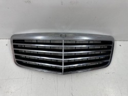 решетка радиатора в бампер перед MERCEDES W211 A211