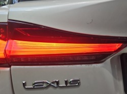 фонарь левый с крышки 17-22 lexus CT 10-22 HB