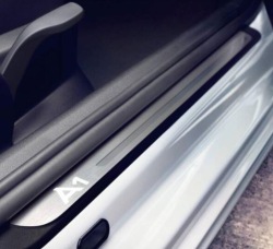 молдинг порога с подсветкой логотип Audi A1