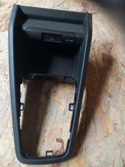 kia STONIC рамка консоль средняя 84635-H800