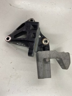 TOYOTA 4 19- кронштейн Держатель лапа Двигателя