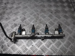 Audi OE 058133681B топливная рейка
