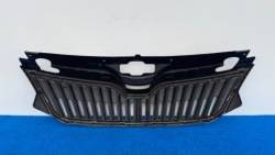 SKODA RAPID 12-17 год решетка радиатора бампера перед хром 5JA853668
