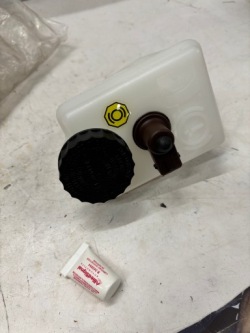 бачок тормозной жидкости - peugeot oe 4635.57