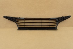 TOYOTA YARIS IV 20- решетка радиатора бампера перед 531120D810 oe
