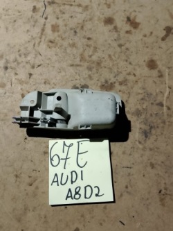 Audi A8 D2 4D0837020F ручка двери внутренняя