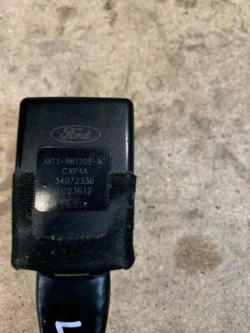 FORD защелка ремень безопасности правый перед AV11-R61209-AC