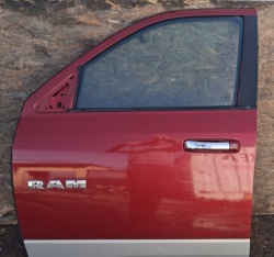 дверь Комплектная левая передняя Dodge RAM IV 1500 10-18R