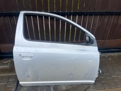 дверь правая 3D серебряный TOYOTA YARIS и 199