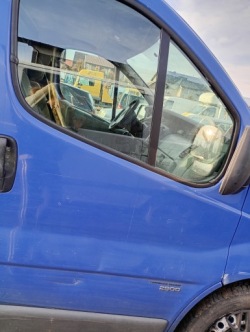 дверь передние правая renault TRAFIC II opel VIVARO a без зеркала