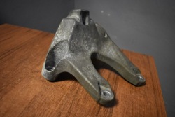 лапа Двигателя левый PORSCHE Audi 1