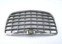 CHRYSLER 300C 2004 - 2010 решетка радиатора хром логотип 300 C оригинал oe