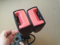 защелка ремня зад заднего vw GOLF VII 8V0857739