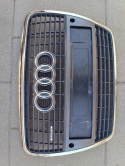 решетка радиатора центральная Audi A6 C6 4F0853651 4F0807285A
