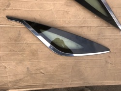 Genesis GV70 задний левый боковое стекло