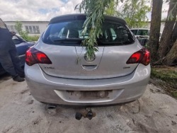 opel Astra петля задних дверь задняя 2011 2.0л