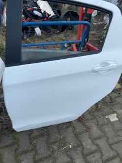 TOYOTA YARIS III дверь левая задняя