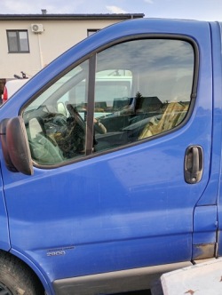дверь передние левая renault TRAFIC II opel VIVARO a без зеркала