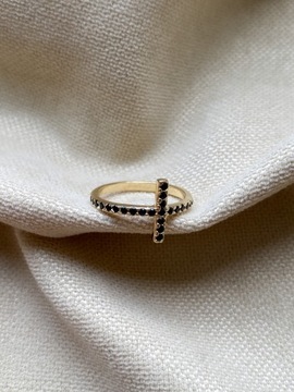 Złoty pierścionek 585 KRZYŻ CZARNE CYRKONIE