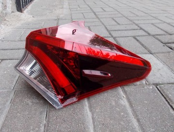 TOYOTA AURIS II 2 FL LIFT HB LED 15- PRAWA