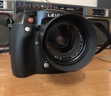 Leica R8 + Grip Motor Drive R8/9(14313) с оригинальным зарядным устройством (14424)
