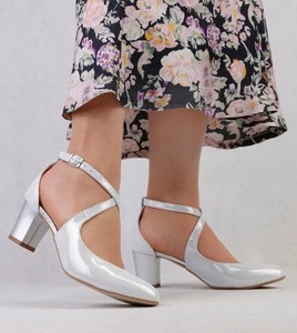 Белые посеребренные кожаные свадебные туфли на каблуках. 39