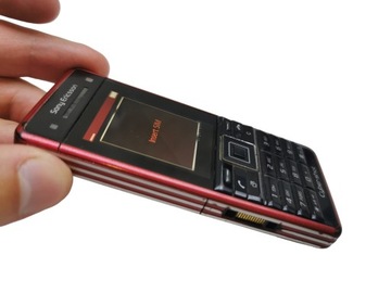 Красный Sony ERICSSON C902 поврежденный слот для SIM-карты