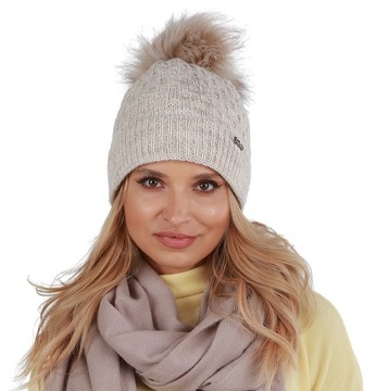 Зимняя теплая шапка с кисточкой цвета P15