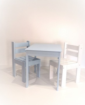 Столик з двома стільцями