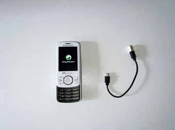 Телефон Sony Ericsson Spiro Walkman W100i USB кабель