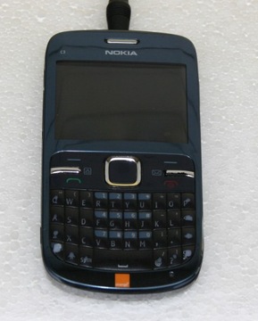 Мобільний телефон Nokia C3 із зарядним пристроєм