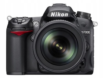 Nikon D7000 SLR корпус + объектив + заряд
