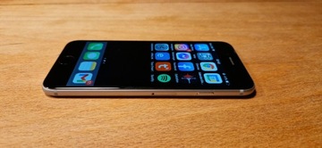 Смартфон Apple iPhone 6 1 ГБ / 64 ГБ Чорний