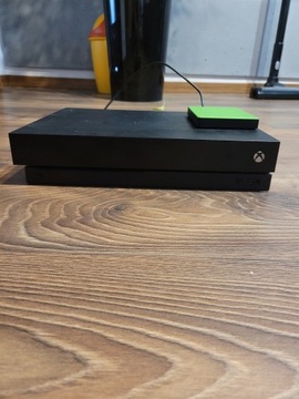 Xbox One X 1 ТБ черный + игры