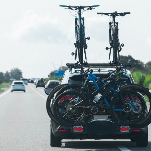 Jak zabrać rower na wakacje - bagażniki rowerowe do samochodu