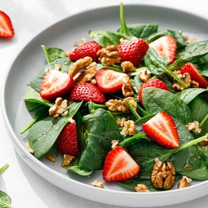 Do you love strawberries?  Try these recipes!  10 recipes for strawberry salads, not only sweet!  Perfect for lunch, dinner and dessert