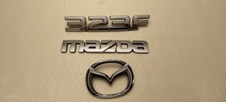 ЭМБЛЕМА MAZDA 323F BJ КОМПЛЕКТ ОРИГИНАЛ