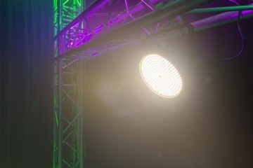 Очень сильный световой эффект BeamZ FLATPAR BT430