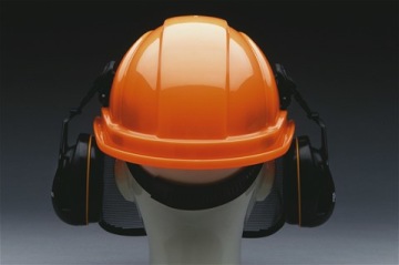 Функциональный лесной шлем Husqvarna.