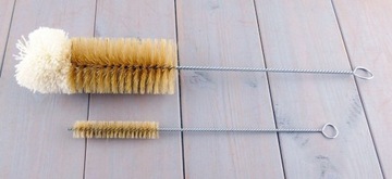 Две щетки для бутылок, бутылки с водой и соломинки без отходов.