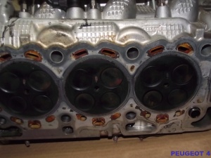 PEUGEOT 407 2.7 HDI HLAVA KOMPLETNÍ UHZ