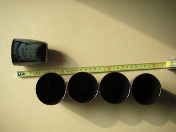 Небольшие чашки и стаканы из фарфоровой глины.