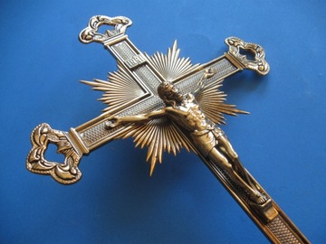 Krzyż metalowy mosiądzowany na ścianę 34,5 cm