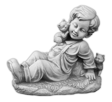 FIGURKA BETONOWA - CHŁOPCZYK LEŻĄCY Z KOTAMI
