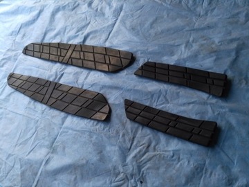 SUZUKI BURGMAN 400 K2 gumy pod nogi,dywaniki