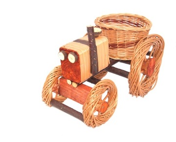 Wiklinowy traktor- jasny , z donicą na kwiatek
