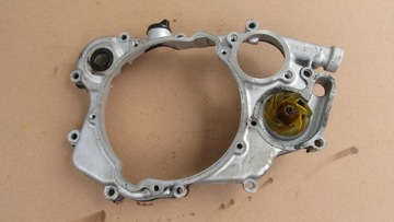 Крышка сцепления закрывает водяной насос Husqvarna 125 SMS.