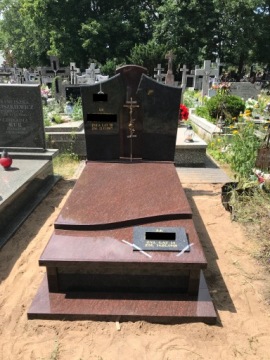 ГРАНИТНЫЕ НАДМОЛЖНЫЕ ПАМЯТНИКИ БРЫЛЯ