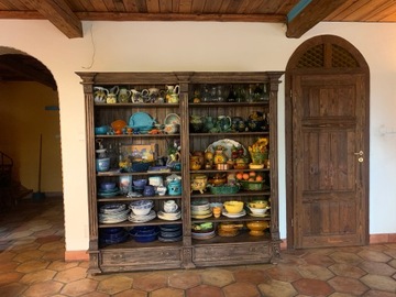 Деревянная полка, книжная библиотека, встроенная мебель.